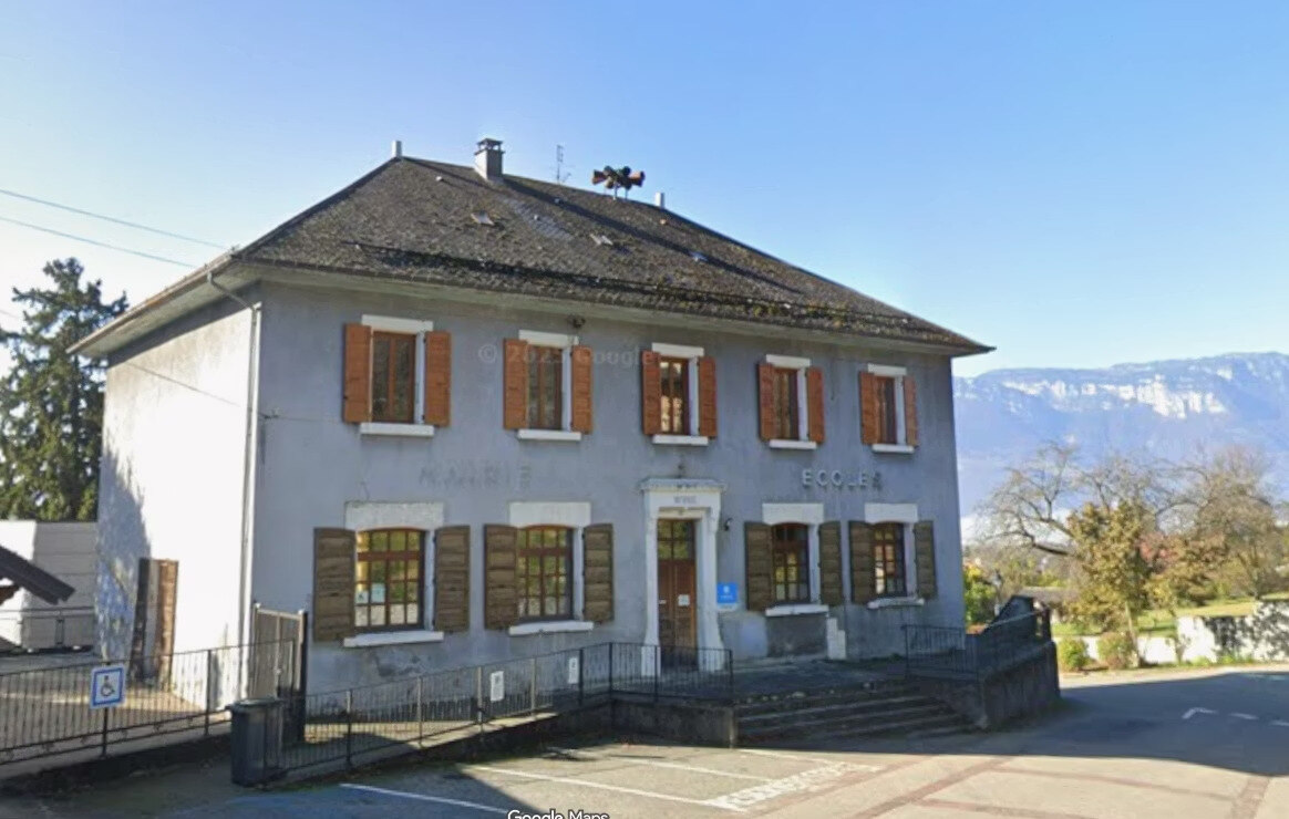 Façade d’une école ancienne étudiée pour un projet de rénovation énergétique