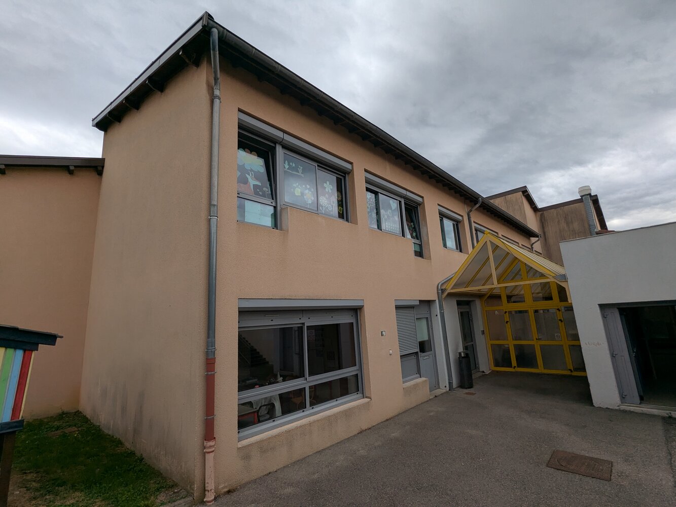 Façade d’un groupe scolaire faisant l’objet d’un audit énergétique en cours